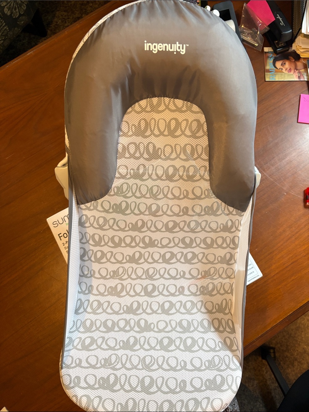 Ingenuity Gray Infant Bath Seat with Patterned Insert little piece cracked